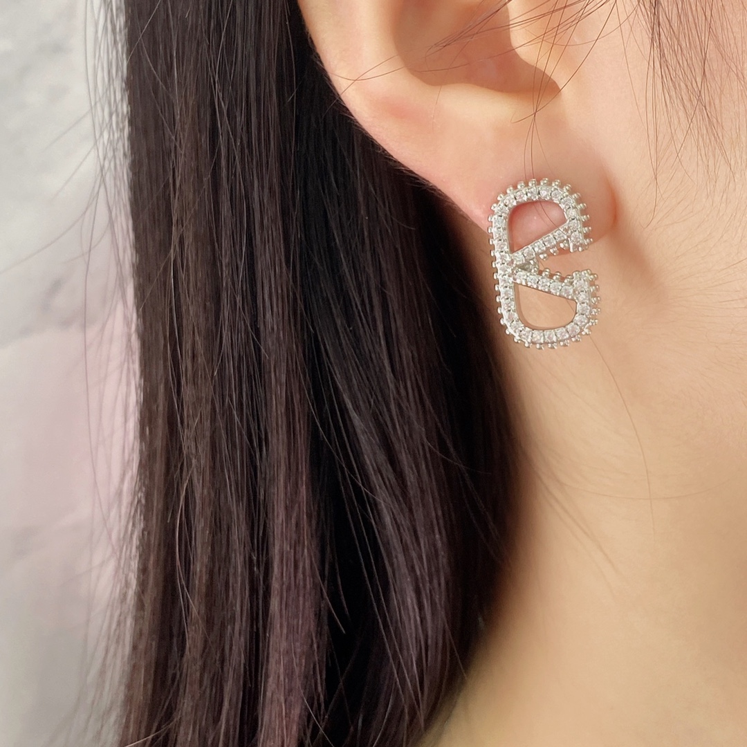 VTE114 Full crystal V Logo stud Earrings - ccjewelryacc