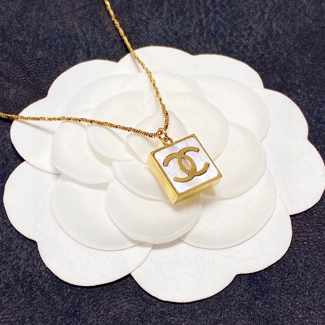 CCN434 Simple metal square snake chain CC Logo pendant necklace - ccfashionjewelry