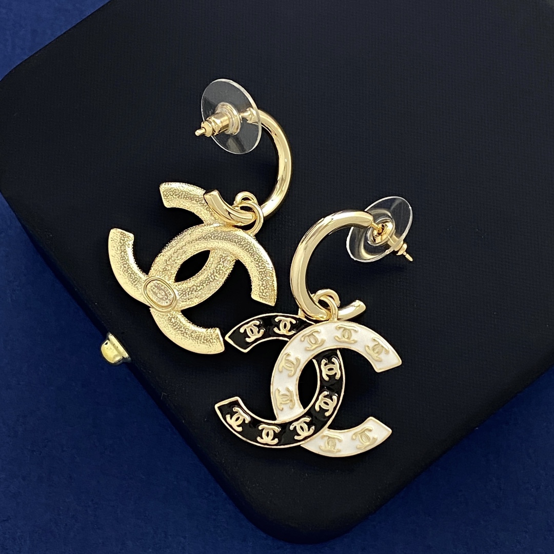 CCE504 Chanel black and white enamel CC logo earring - ccjewelryacc