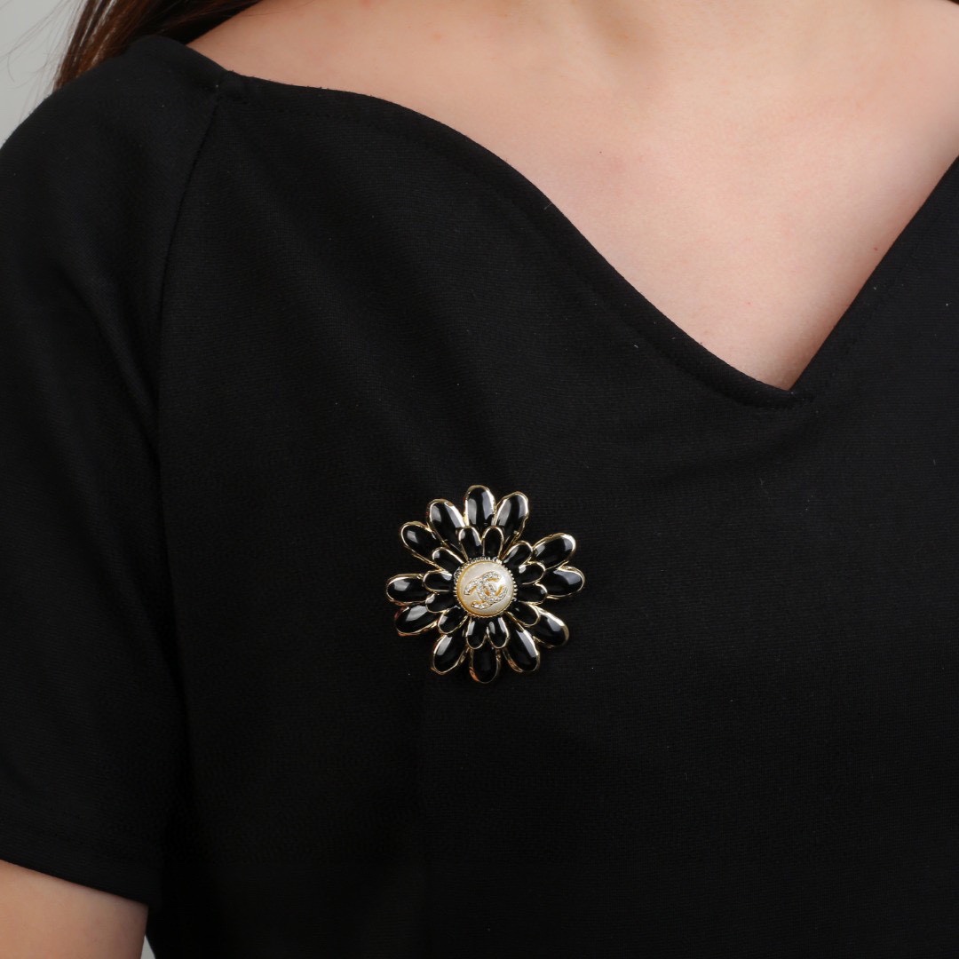 BCB189 Crystal CC Logo Black Sunflower brooch - ccjewelryacc