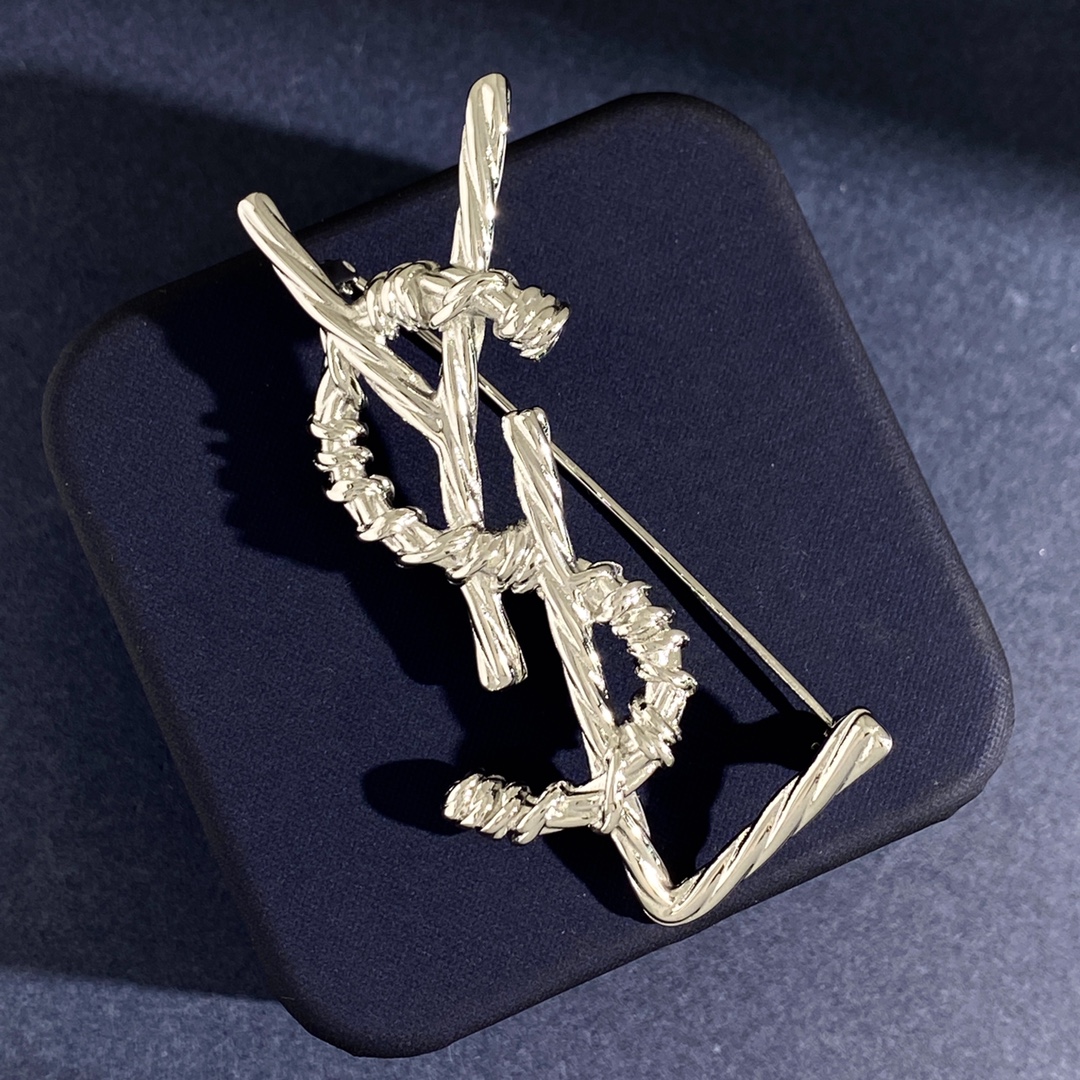 BYB043 LSY Logo Rope Textured Monogram Brooch - ccjewelryacc