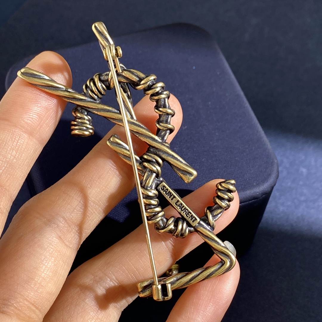 BYB043 LSY Logo Rope Textured Monogram Brooch - ccjewelryacc