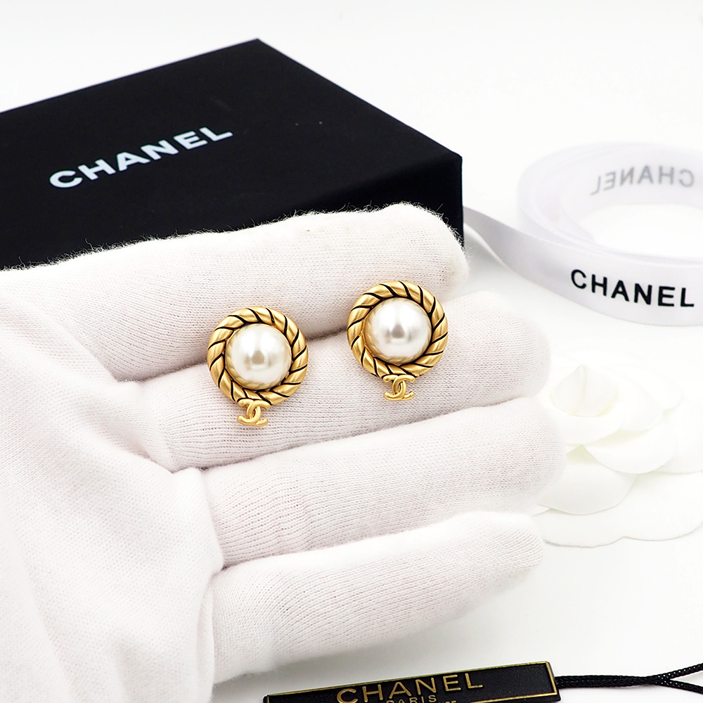 CCE784 Vintage cc stud earrings - ccjewelryacc