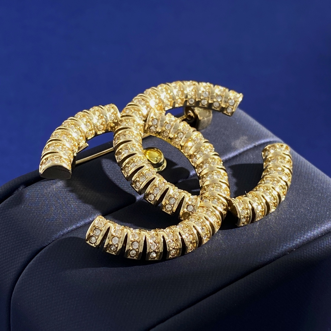 BCB121 Interlocking full drill truncation design CC logo brooch pin - ccjewelryacc