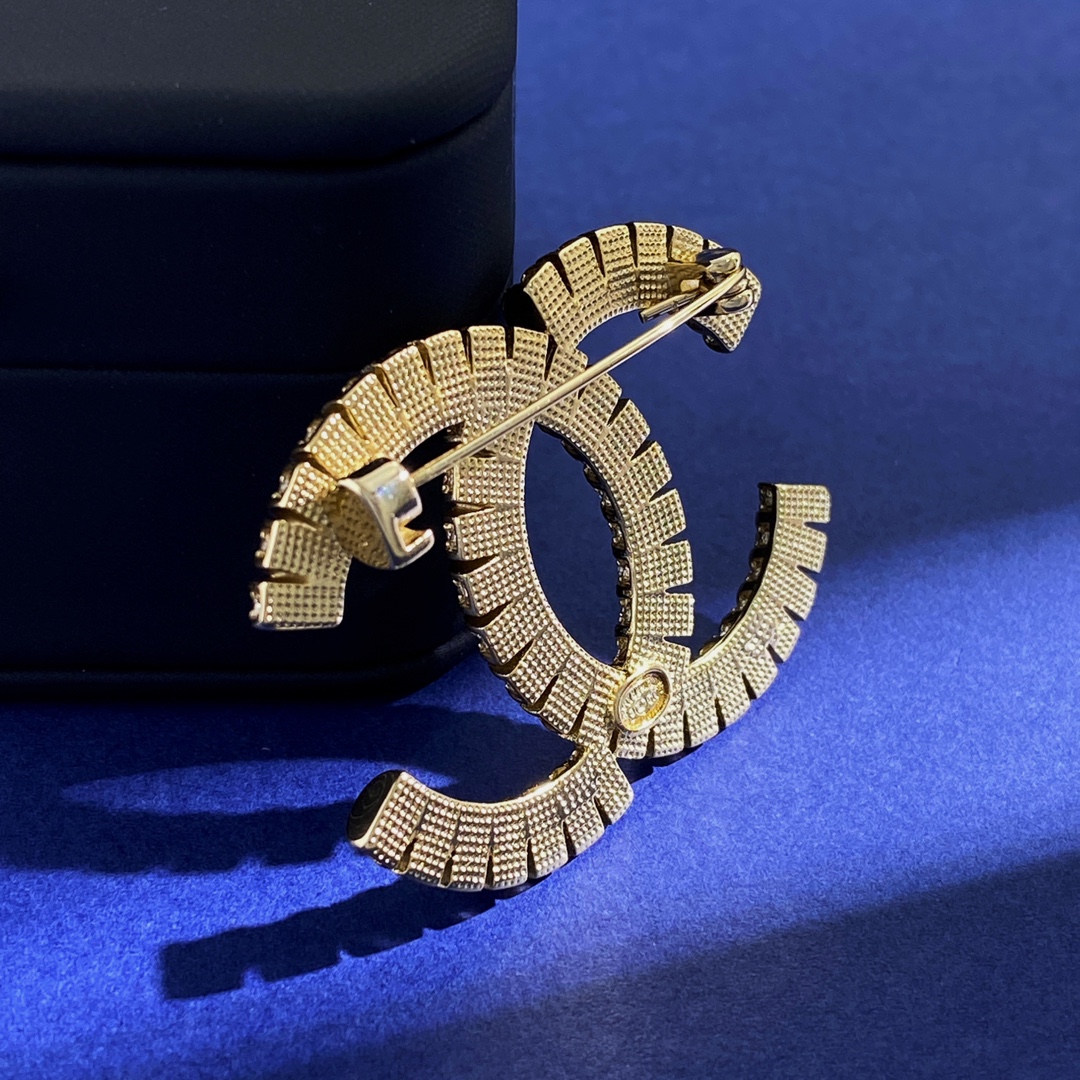 BCB121 Interlocking full drill truncation design CC logo brooch pin - ccjewelryacc