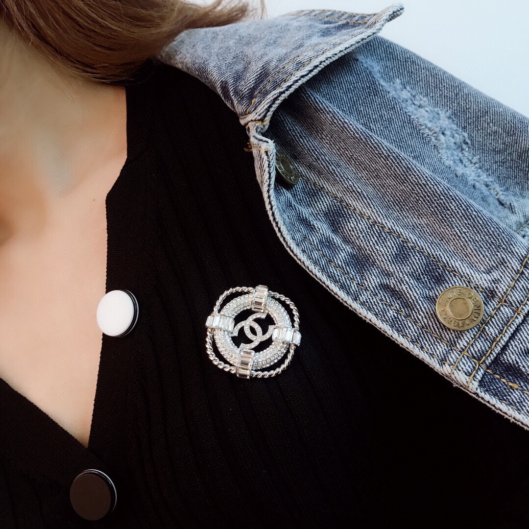 BCB319 Rhinestone rhombus with CC logo brooch in silver - ccjewelryacc