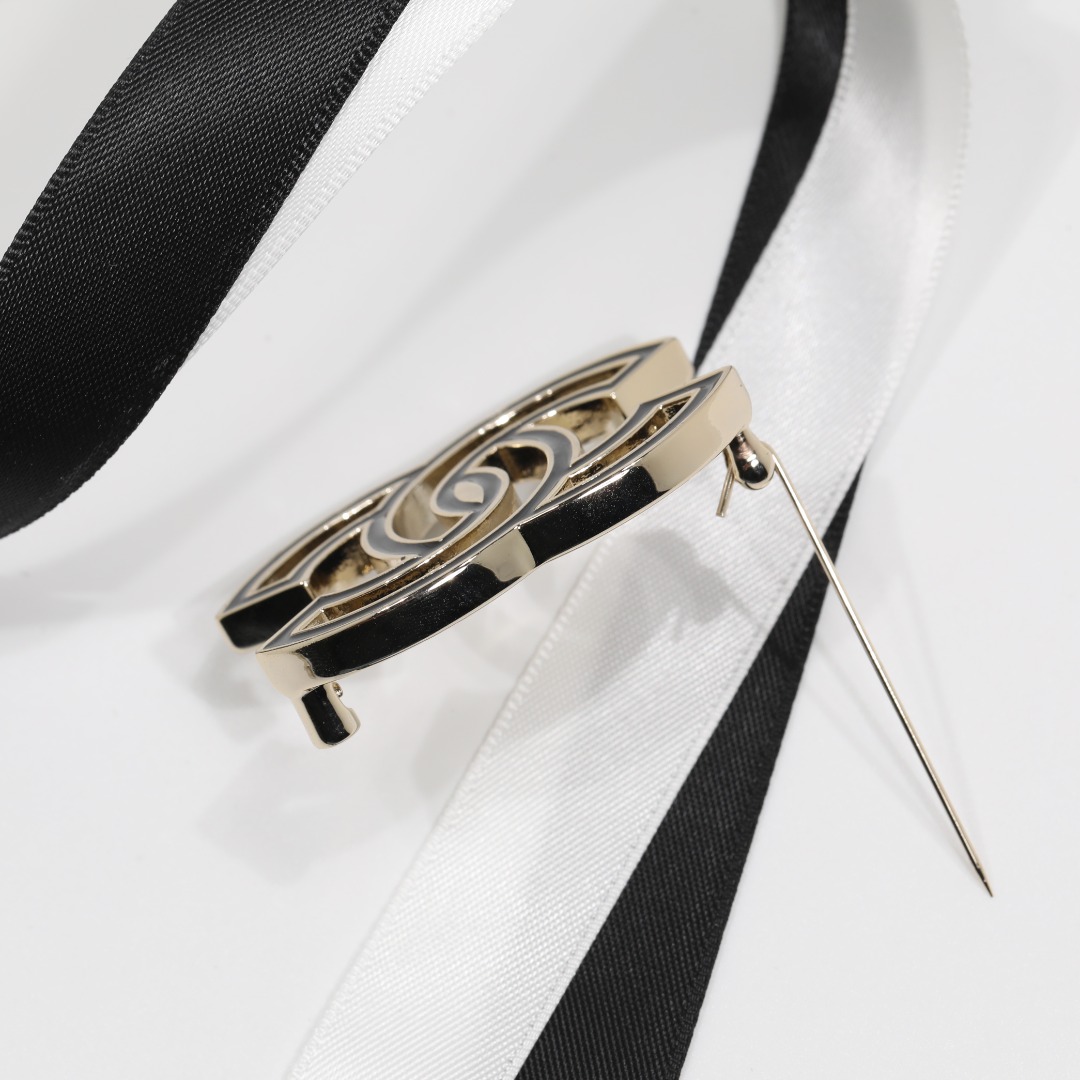 BCB403 Metal hollowed-out Black and white cc logo brooch pin - ccjewelryacc