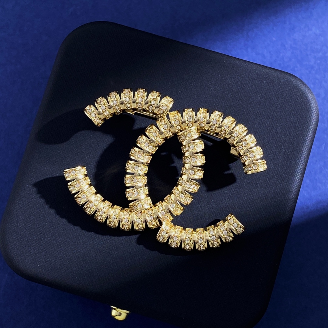 BCB121 Interlocking full drill truncation design CC logo brooch pin - ccjewelryacc