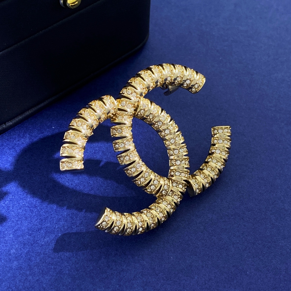 BCB121 Interlocking full drill truncation design CC logo brooch pin - ccjewelryacc