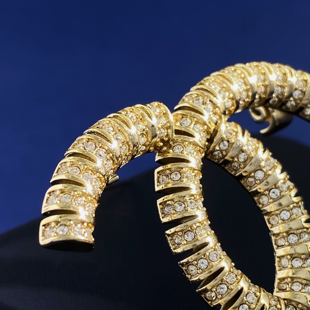 BCB121 Interlocking full drill truncation design CC logo brooch pin - ccjewelryacc