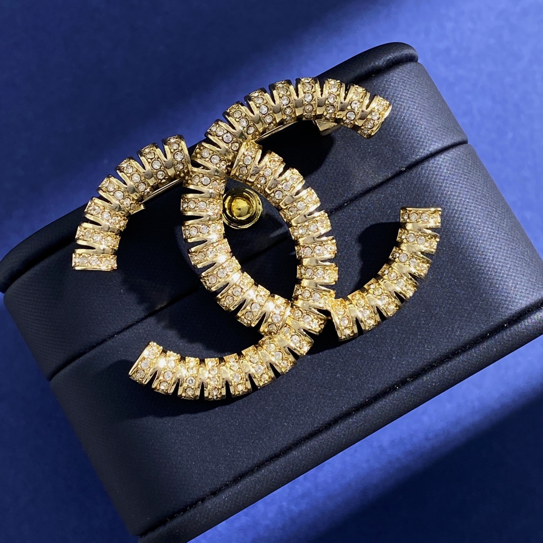 BCB121 Interlocking full drill truncation design CC logo brooch pin - ccjewelryacc