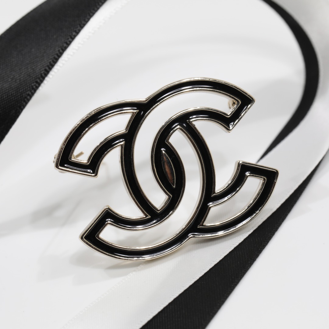 BCB403 Metal hollowed-out Black and white cc logo brooch pin - ccjewelryacc