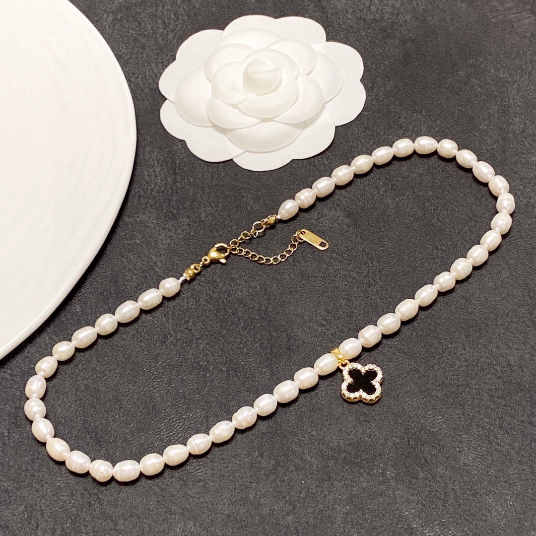 CCN486 Natural irregular freshwater pearl four-leaf clover black and white double-sided necklace - ccfashionjewelry