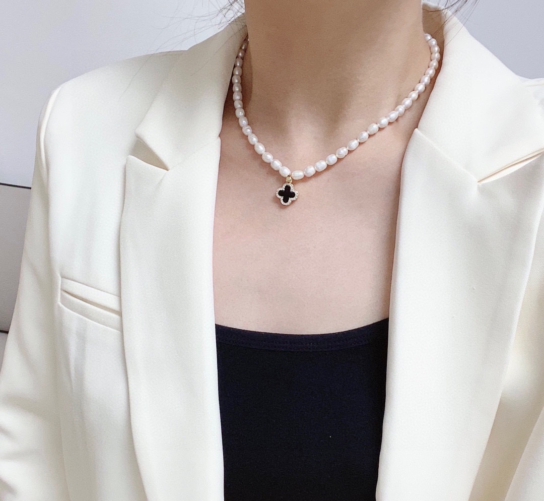 CCN486 Natural irregular freshwater pearl four-leaf clover black and white double-sided necklace - ccjewelryacc