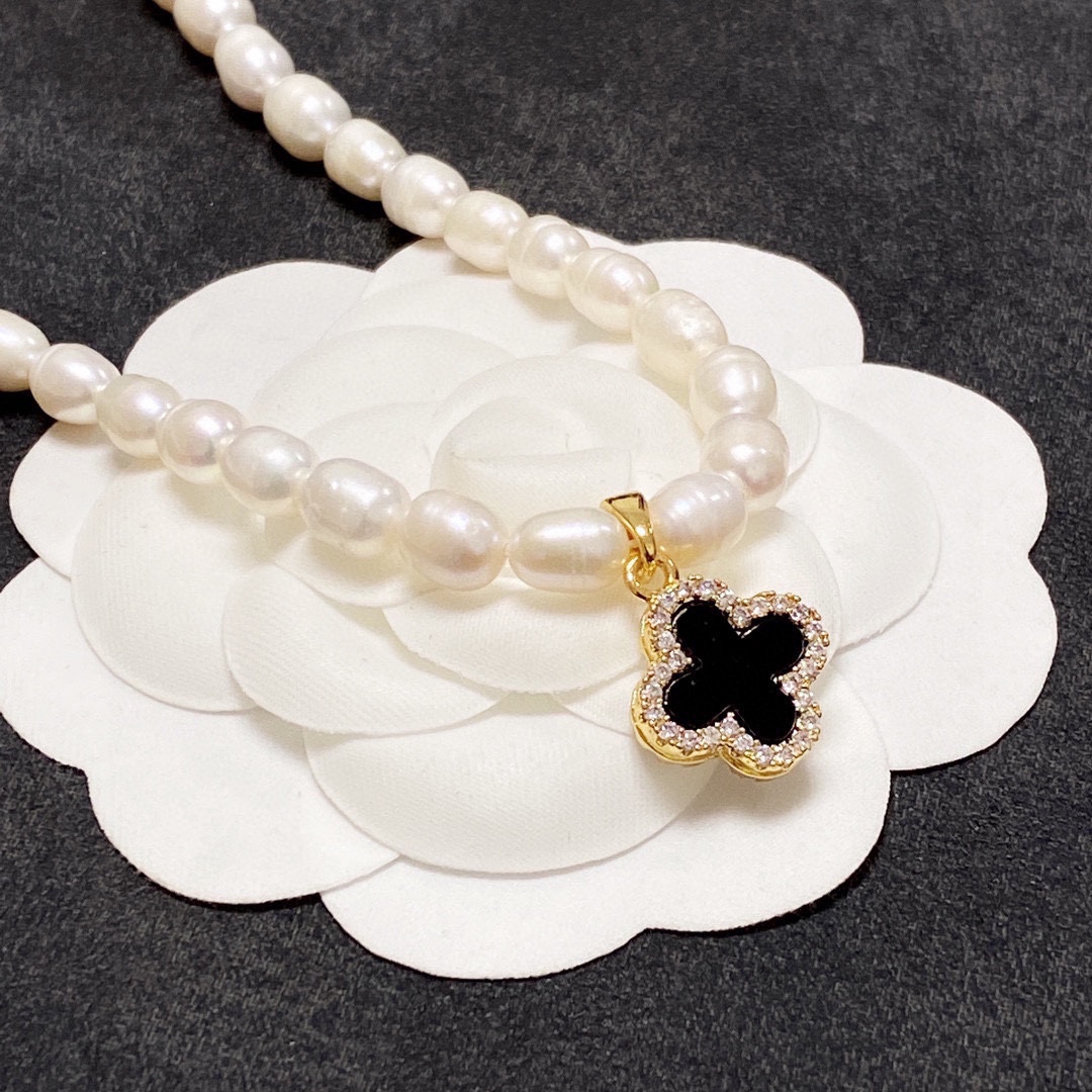 CCN486 Natural irregular freshwater pearl four-leaf clover black and white double-sided necklace - ccjewelryacc