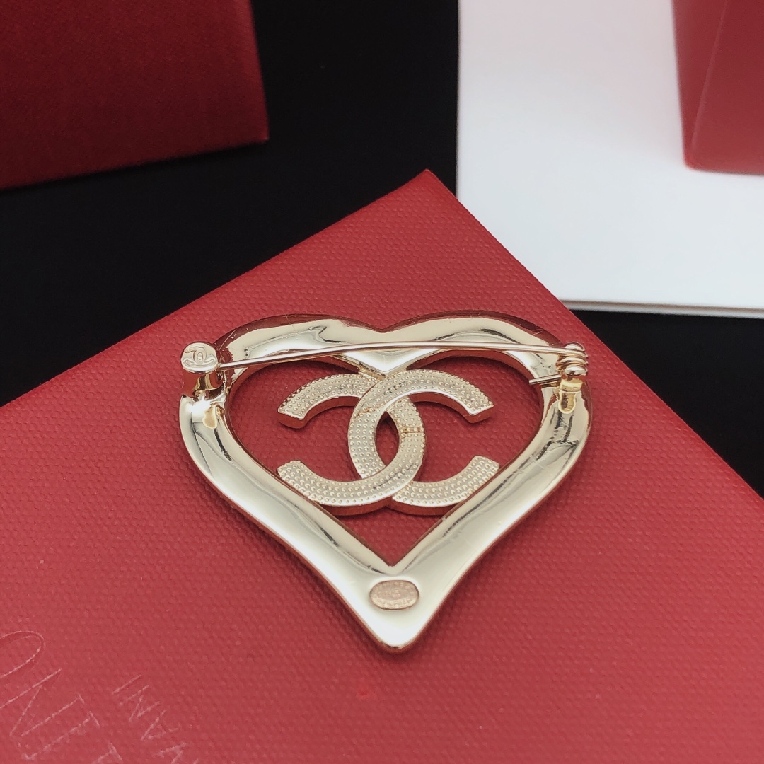 BCB413 Crystal Heart With CC logo brooch pin - ccjewelryacc