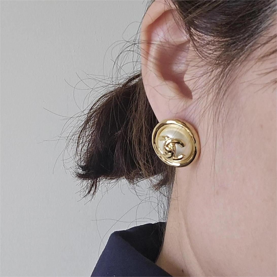CCE811 24A Round button pearl CC Logo stud earrings - ccjewelryacc