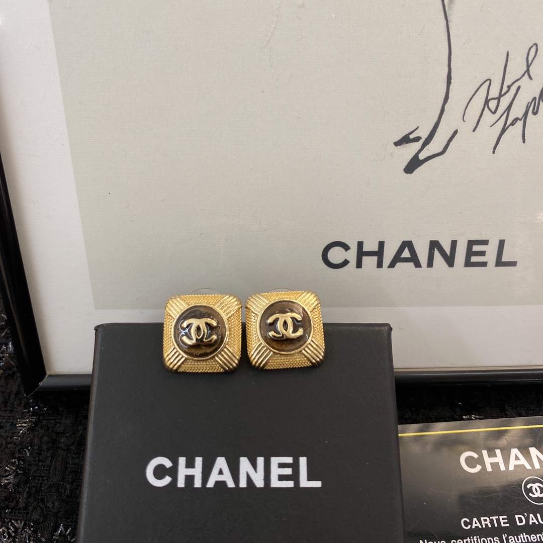 CCE817 Vintage metal CC stud earring - ccjewelryacc