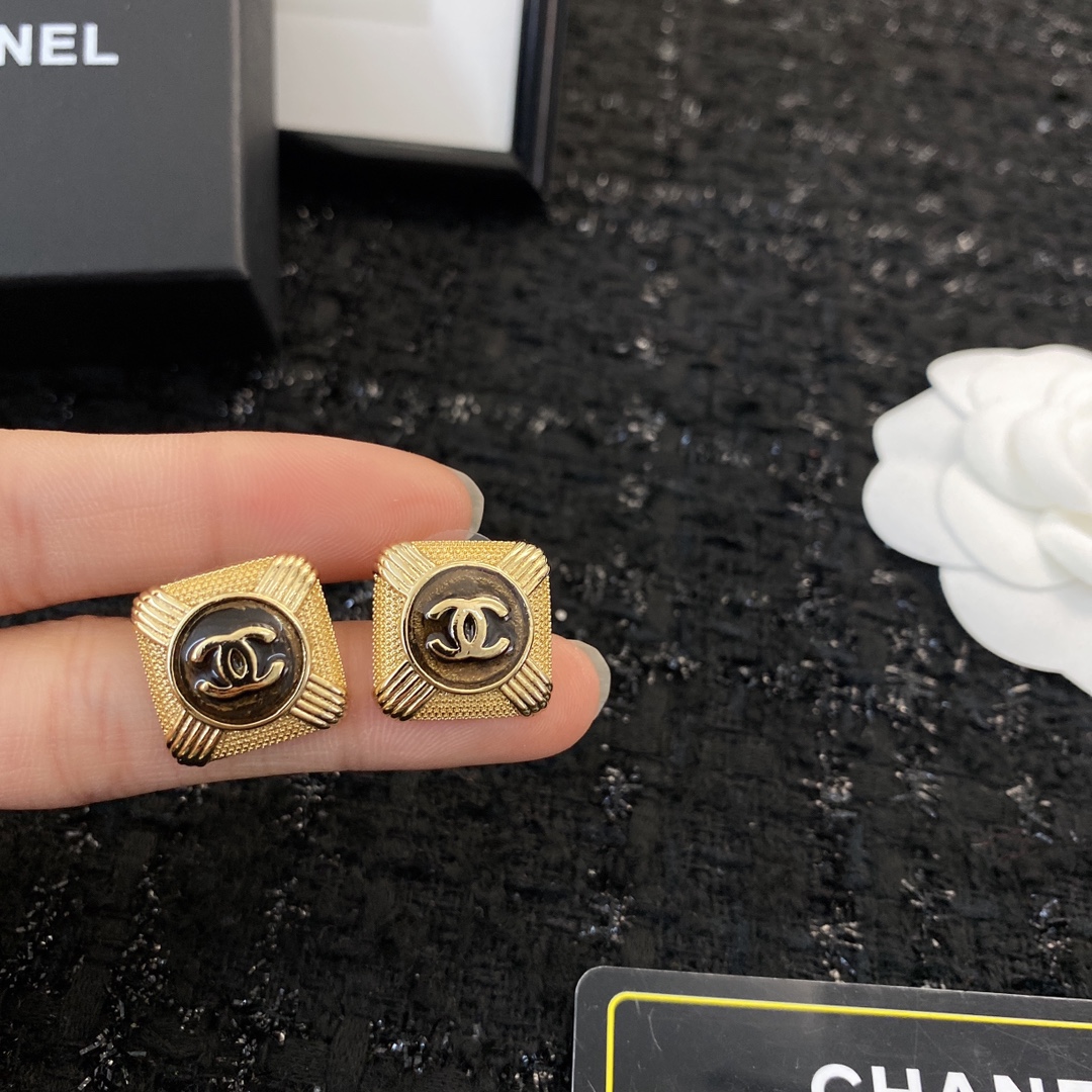 CCE817 Vintage metal CC stud earring - ccjewelryacc