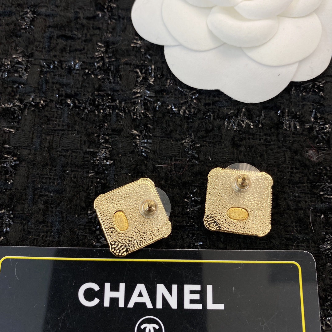 CCE817 Vintage metal CC stud earring - ccjewelryacc