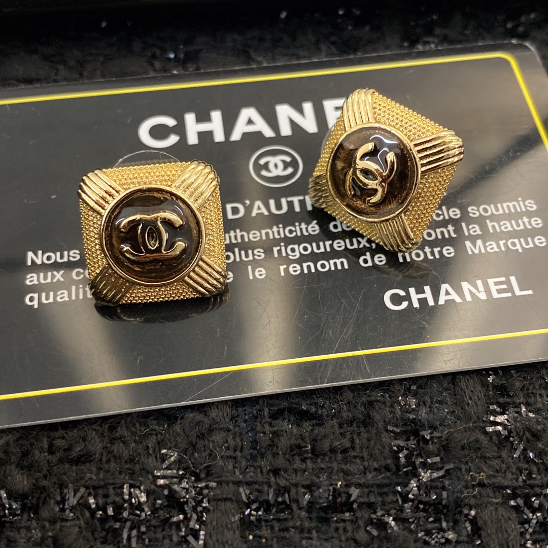 CCE817 Vintage metal CC stud earring - ccjewelryacc
