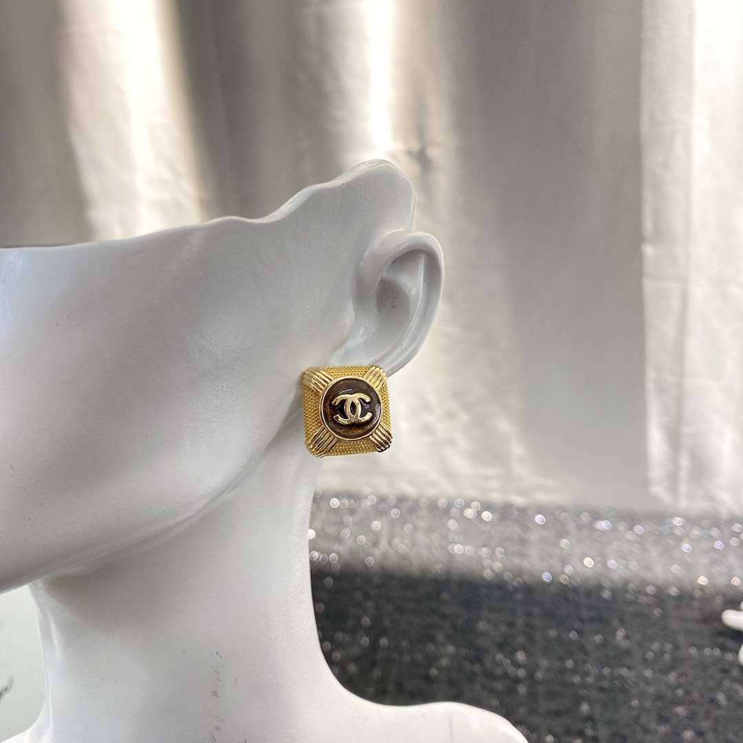 CCE817 Vintage metal CC stud earring - ccjewelryacc