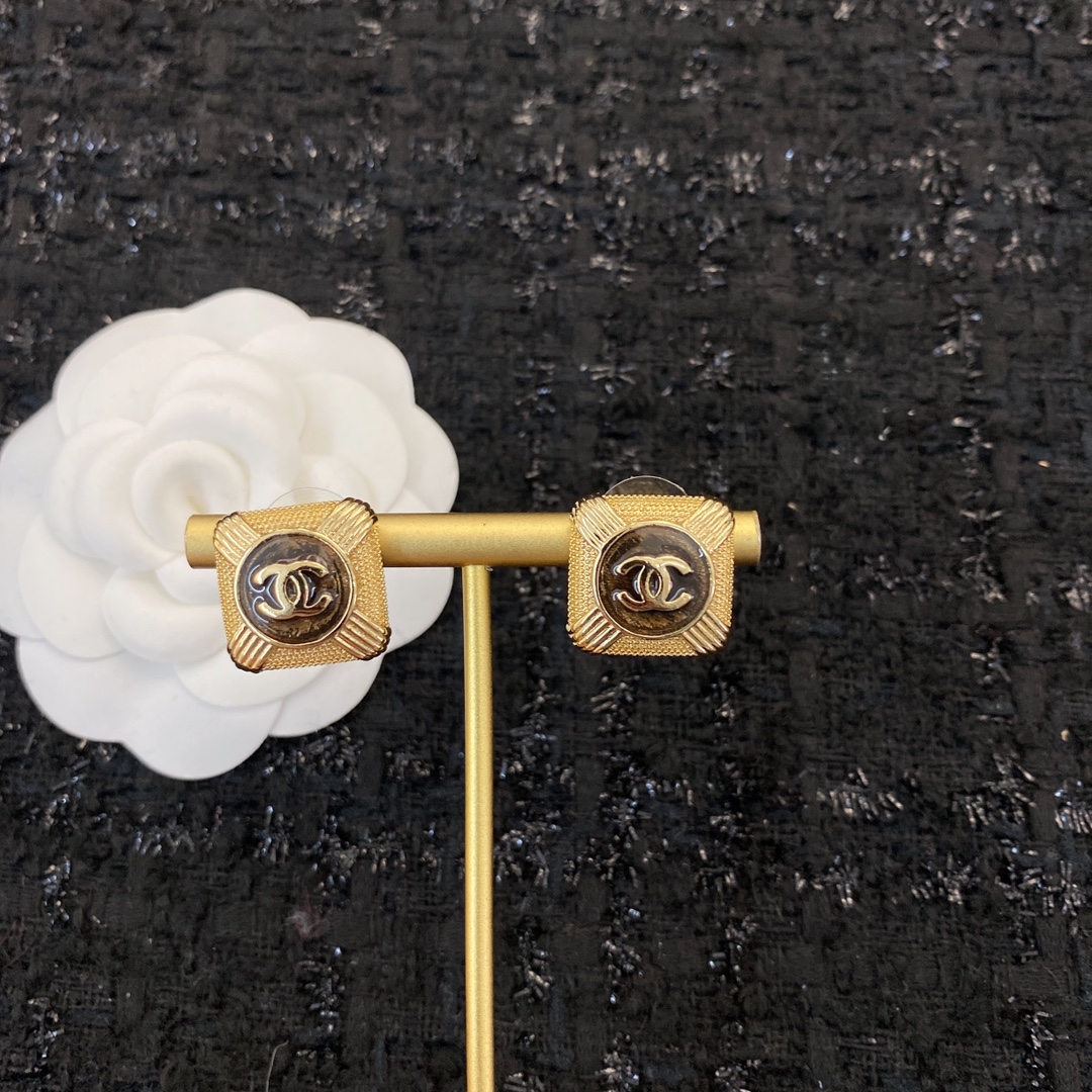 CCE817 Vintage metal CC stud earring - ccjewelryacc