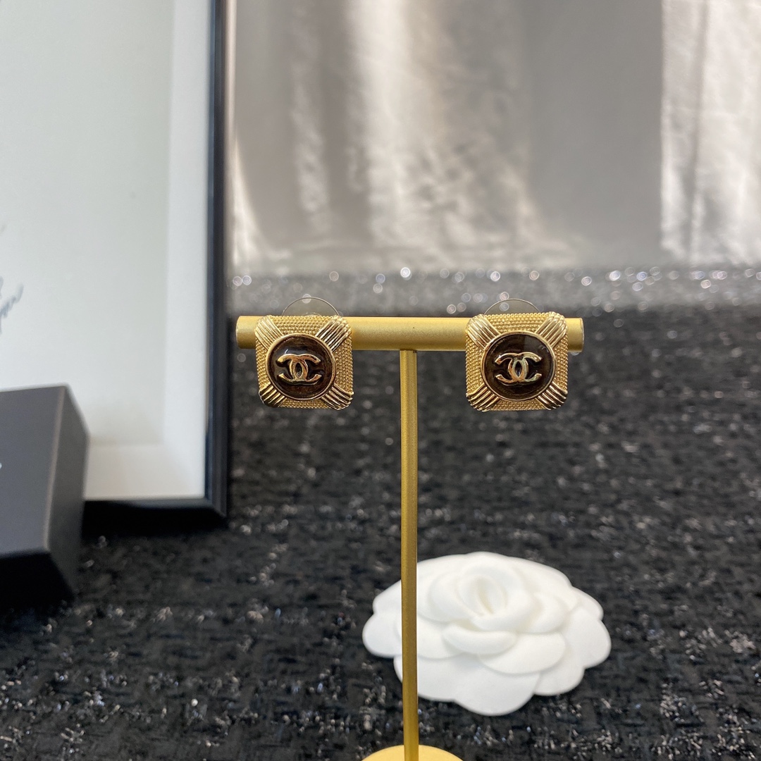 CCE817 Vintage metal CC stud earring - ccjewelryacc