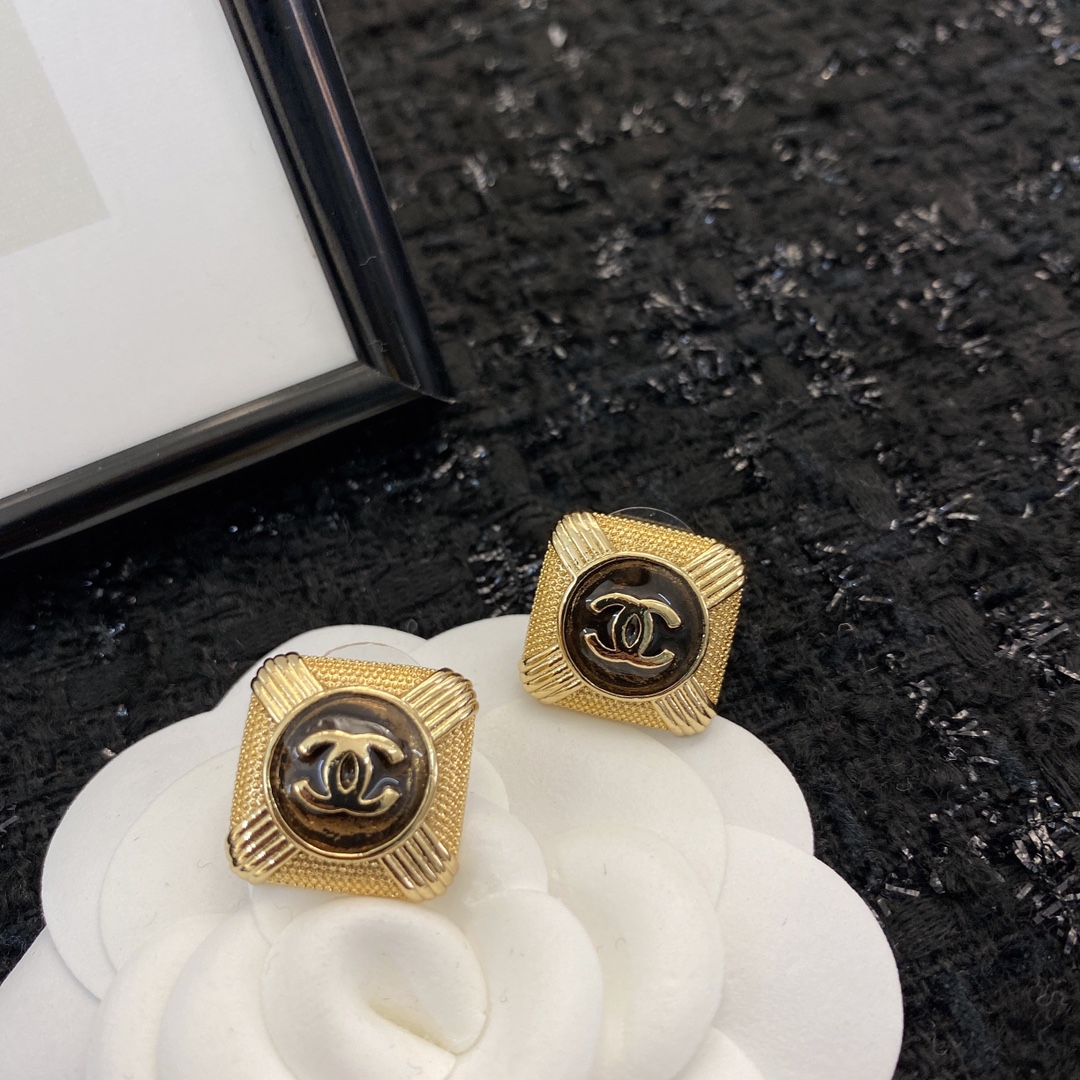 CCE817 Vintage metal CC stud earring - ccjewelryacc