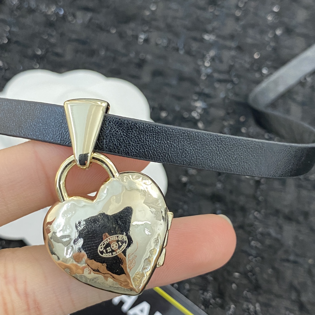 CCN497 22A Gold heart with Black leather necklace - ccjewelryacc