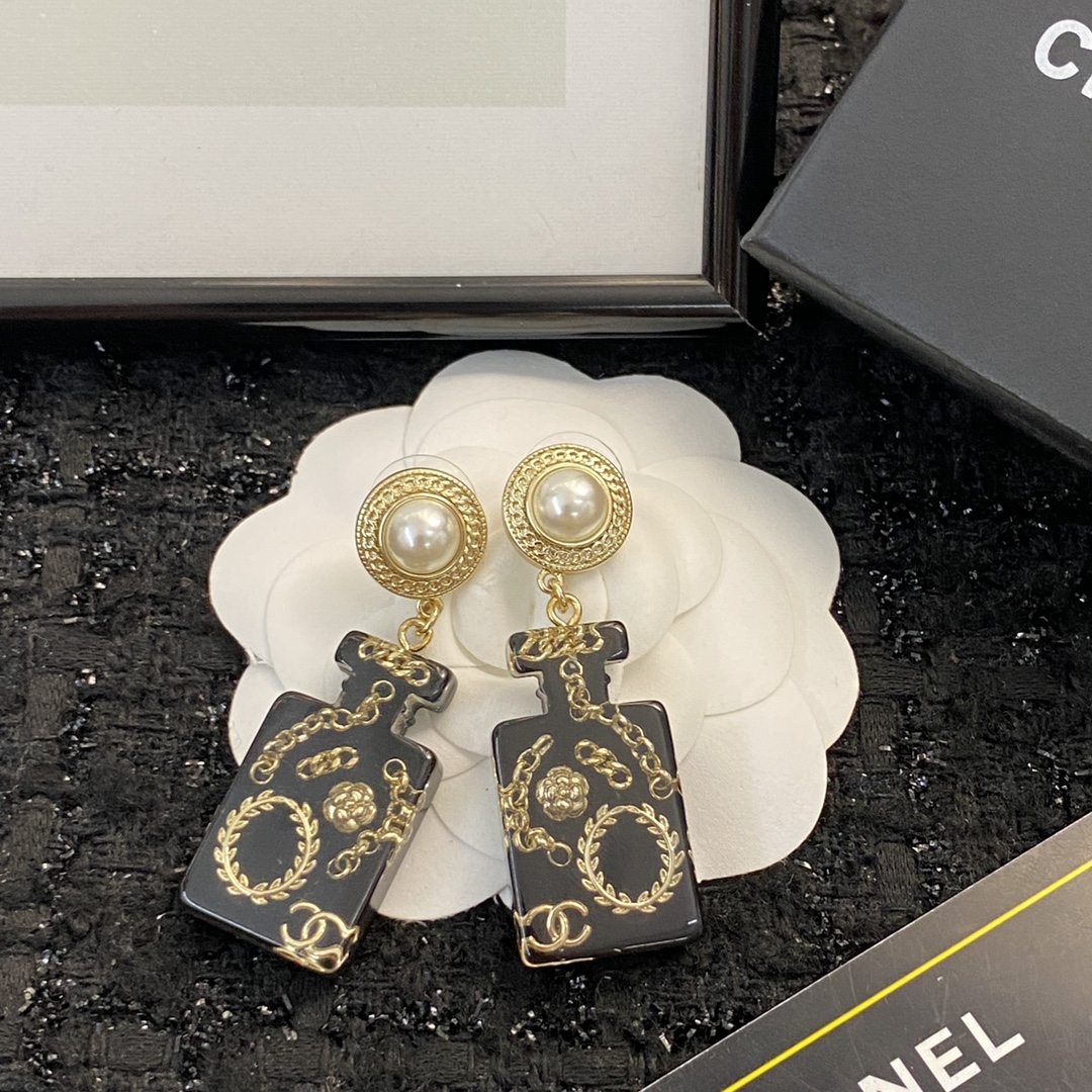 CCE813 Black acrylic with cc logo drop earring - ccjewelryacc
