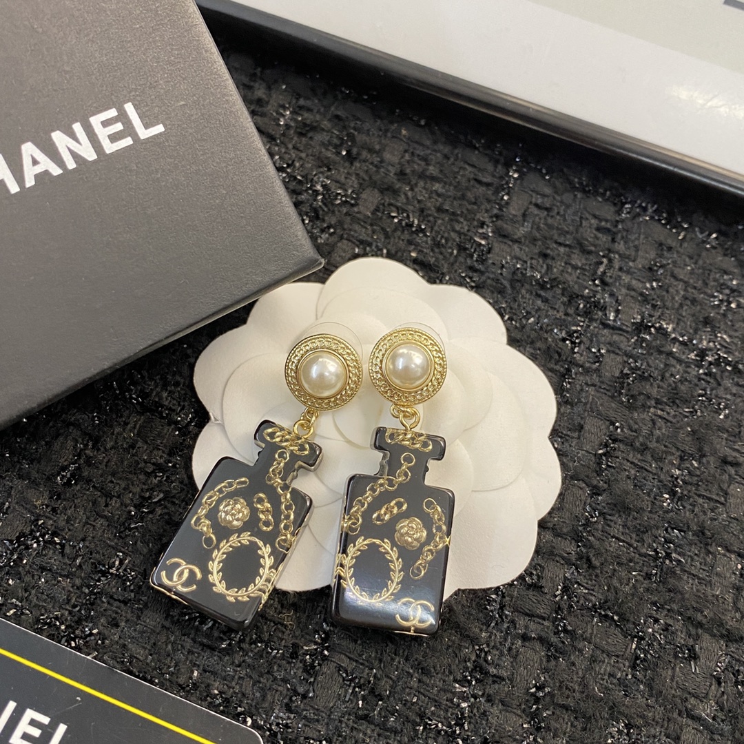 CCE813 Black acrylic with cc logo drop earring - ccjewelryacc