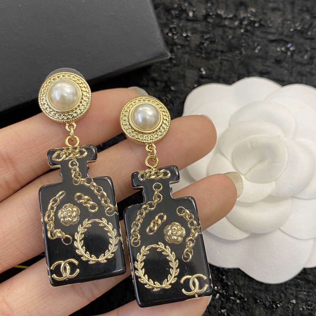 CCE813 Black acrylic with cc logo drop earring - ccjewelryacc