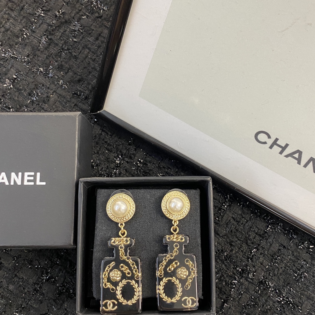 CCE813 Black acrylic with cc logo drop earring - ccjewelryacc