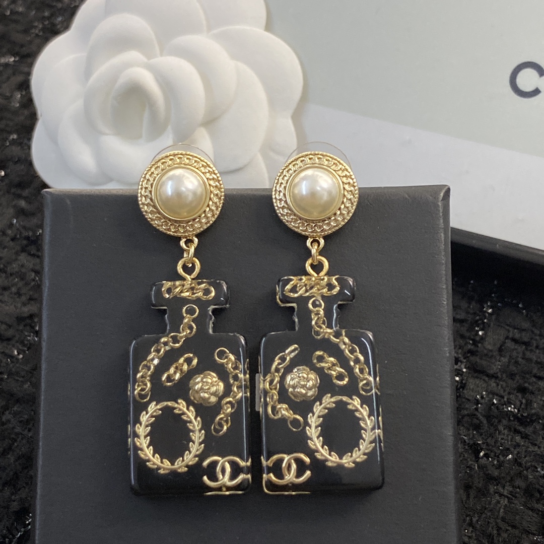 CCE813 Black acrylic with cc logo drop earring - ccjewelryacc