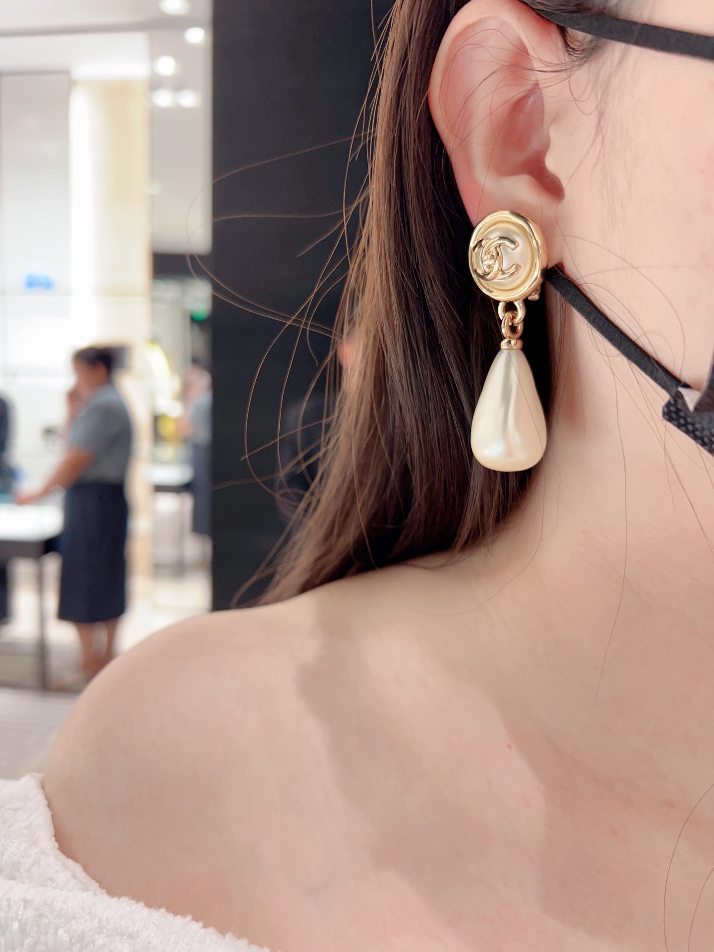 CCE811 24A Round button pearl CC Logo stud earrings - ccjewelryacc