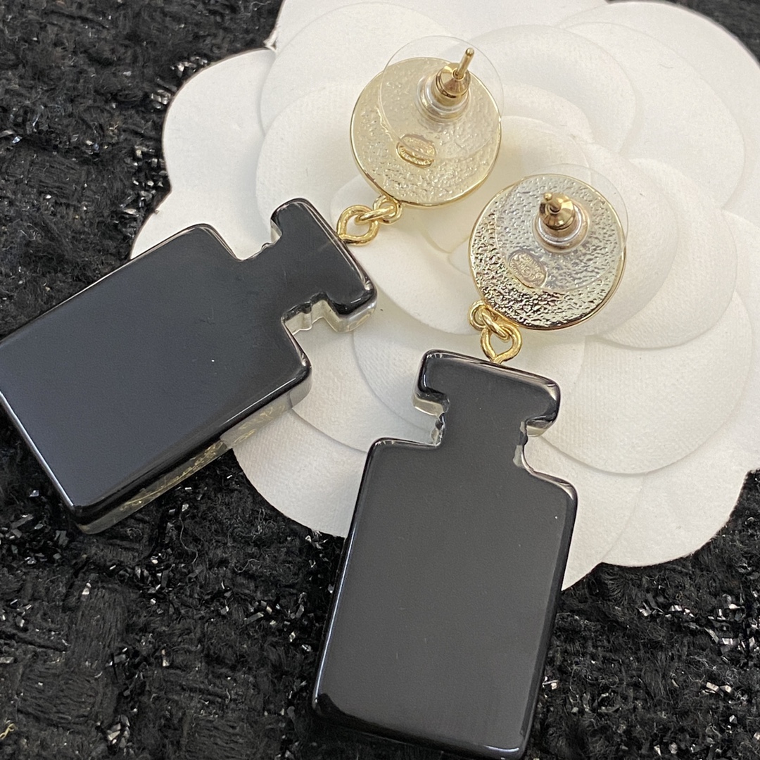 CCE813 Black acrylic with cc logo drop earring - ccjewelryacc