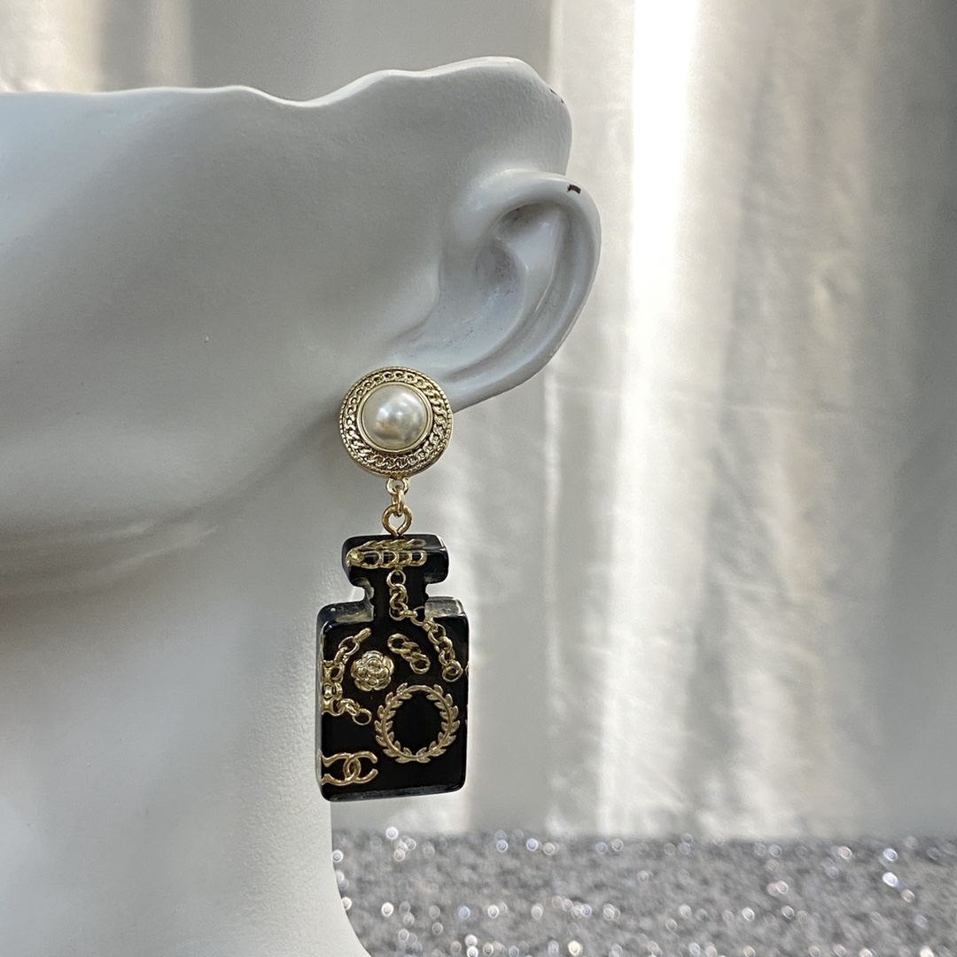 CCE813 Black acrylic with cc logo drop earring - ccjewelryacc