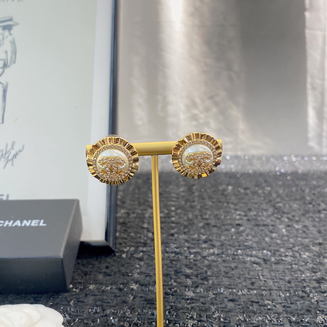 CCE839 Metal gold crystal with cc logo Round stud earrings - ccjewelryacc