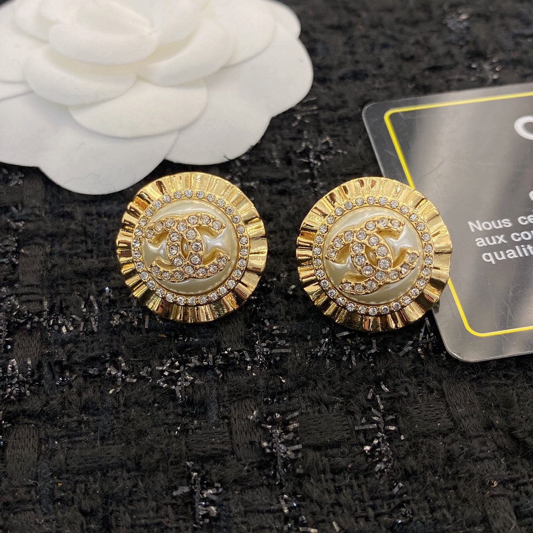 CCE839 Metal gold crystal with cc logo Round stud earrings - ccfashionjewelry