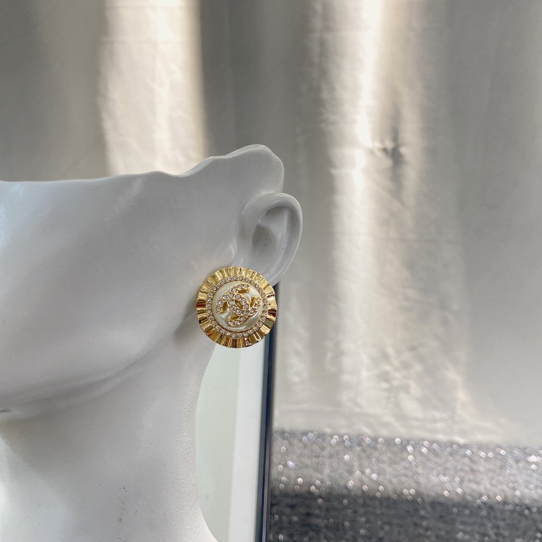 CCE839 Metal gold crystal with cc logo Round stud earrings - ccjewelryacc