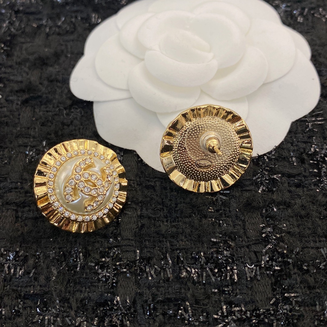 CCE839 Metal gold crystal with cc logo Round stud earrings - ccjewelryacc