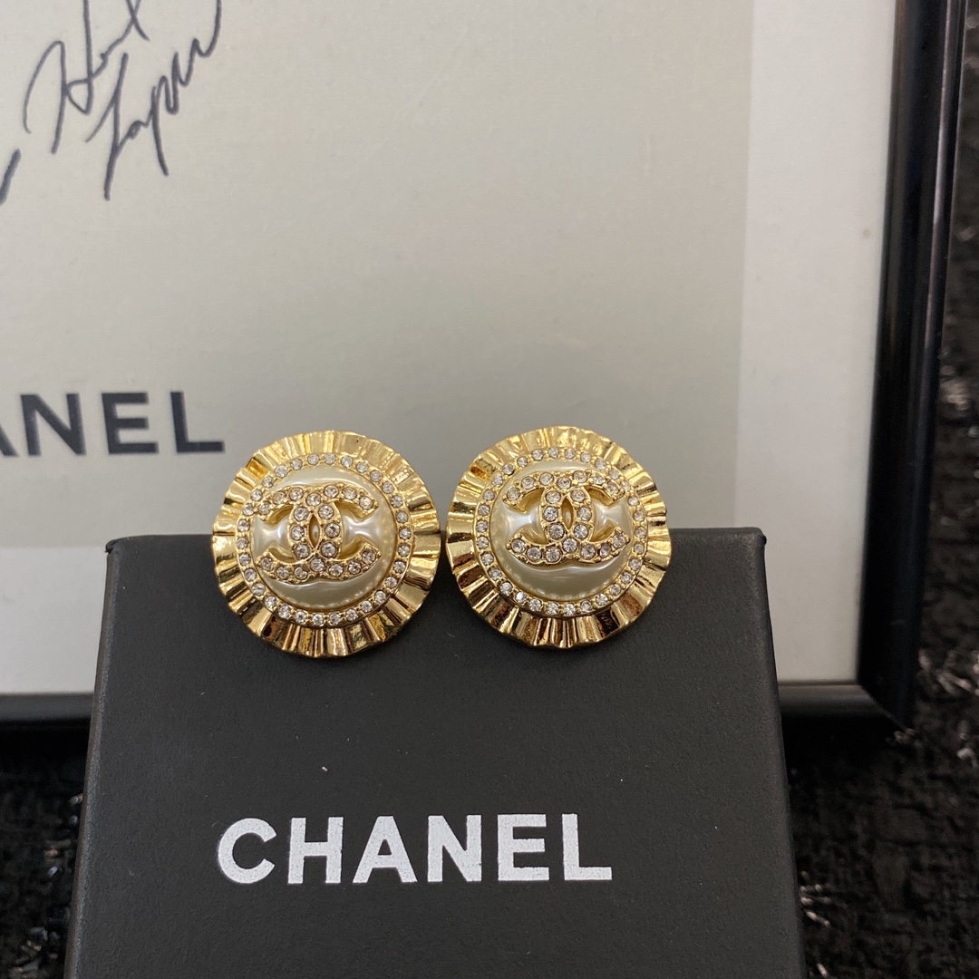 CCE839 Metal gold crystal with cc logo Round stud earrings - ccjewelryacc