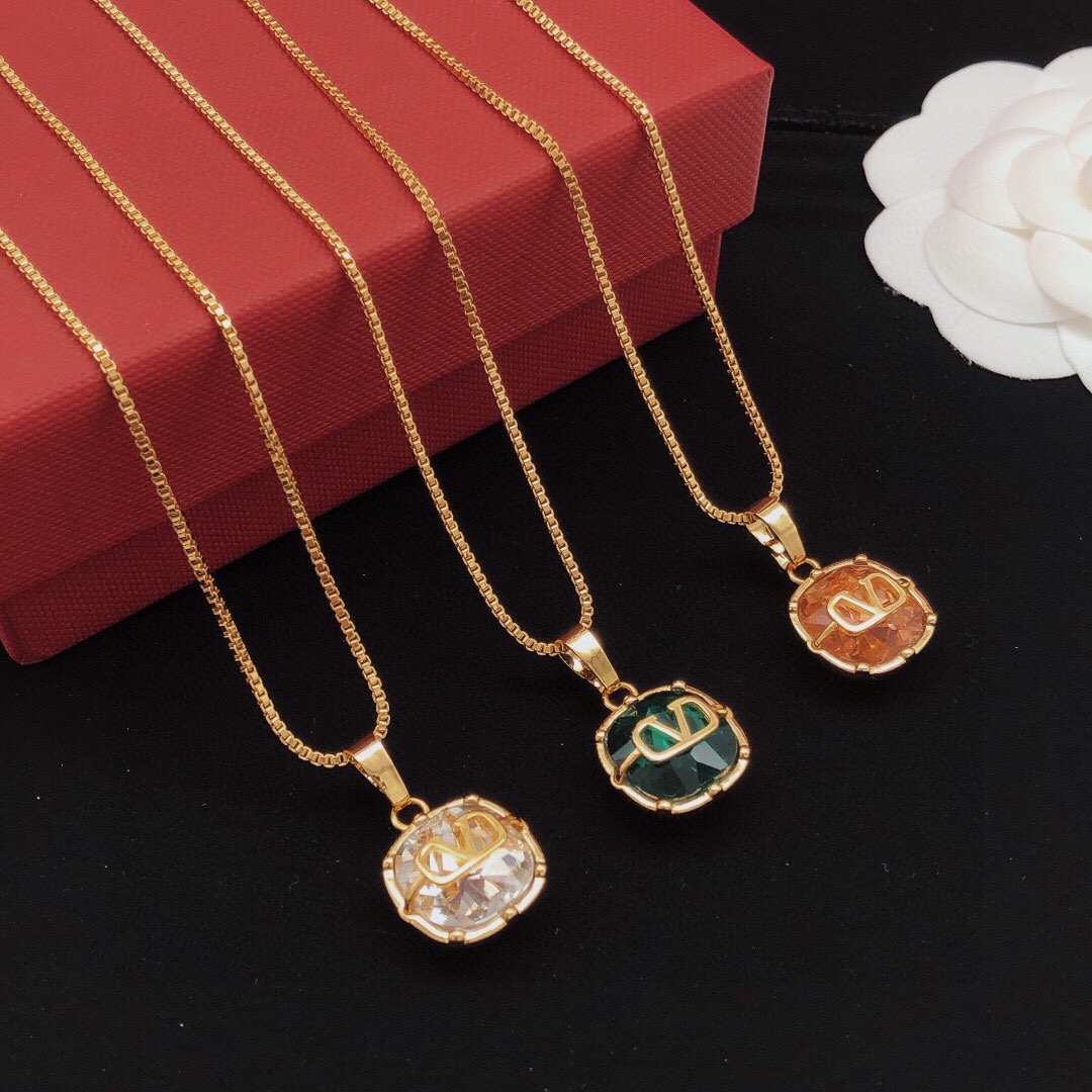 VTN026  V Logo zircon crystal pendant Necklace - ccjewelryacc