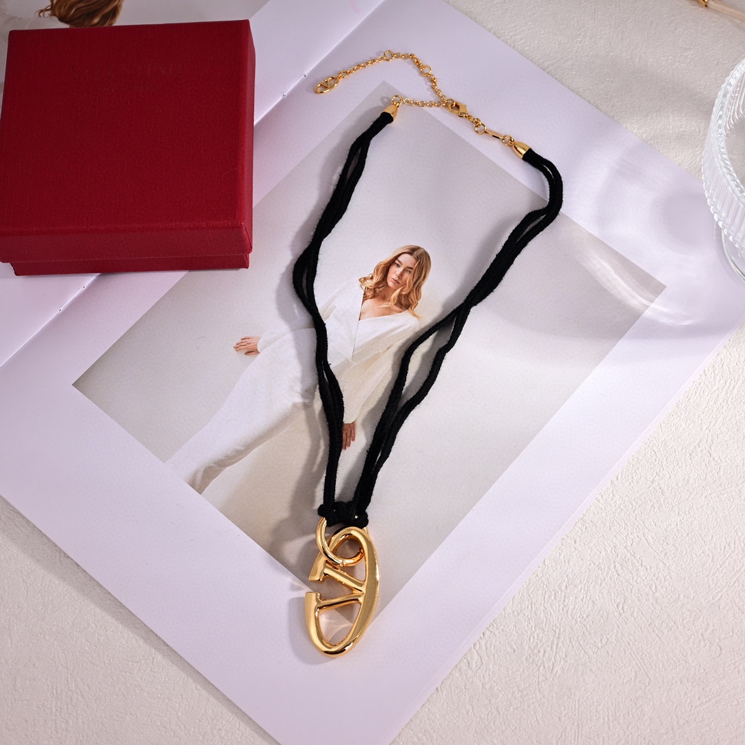 VTN020 Rope chain V logo pendant Necklace - ccjewelryacc