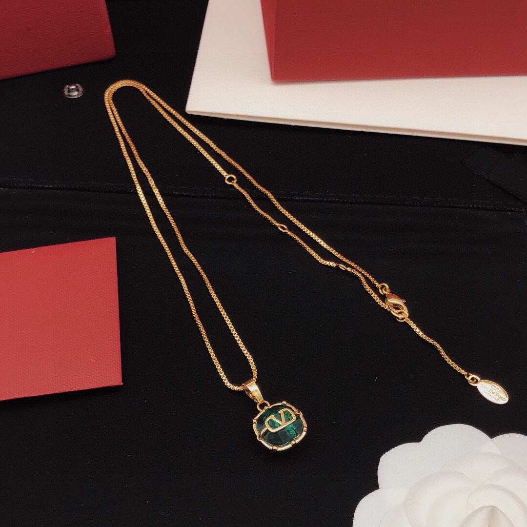 VTN026  V Logo zircon crystal pendant Necklace - ccjewelryacc