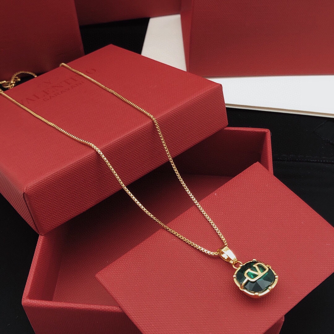 VTN026  V Logo zircon crystal pendant Necklace - ccjewelryacc