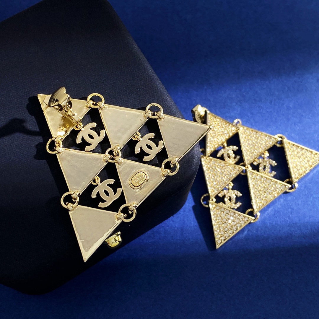 CCE634 Full crystal triangle cc Earring For Women - ccjewelryacc