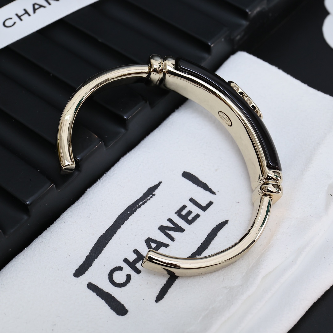 CCS155 23B Metal acrylic cc logo bangle bracelet - ccjewelryacc
