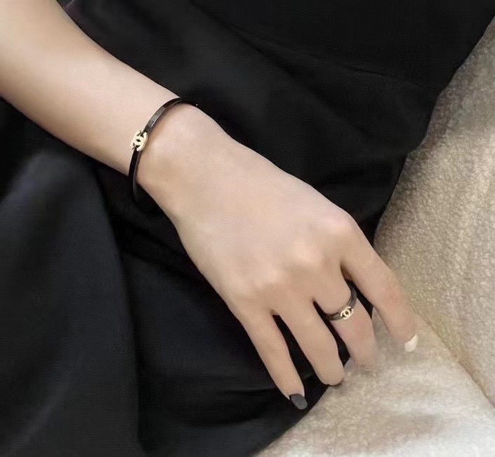CCS140 Metal Black and gold cc logo bangle bracelet - ccjewelryacc